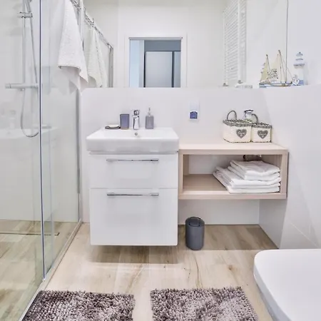公寓 Apartment, Rewal 里沃