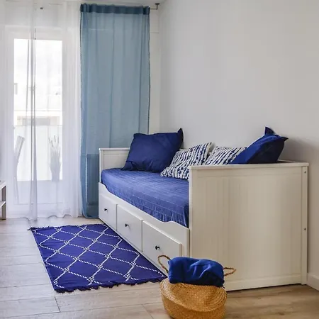 公寓 Apartment, Rewal